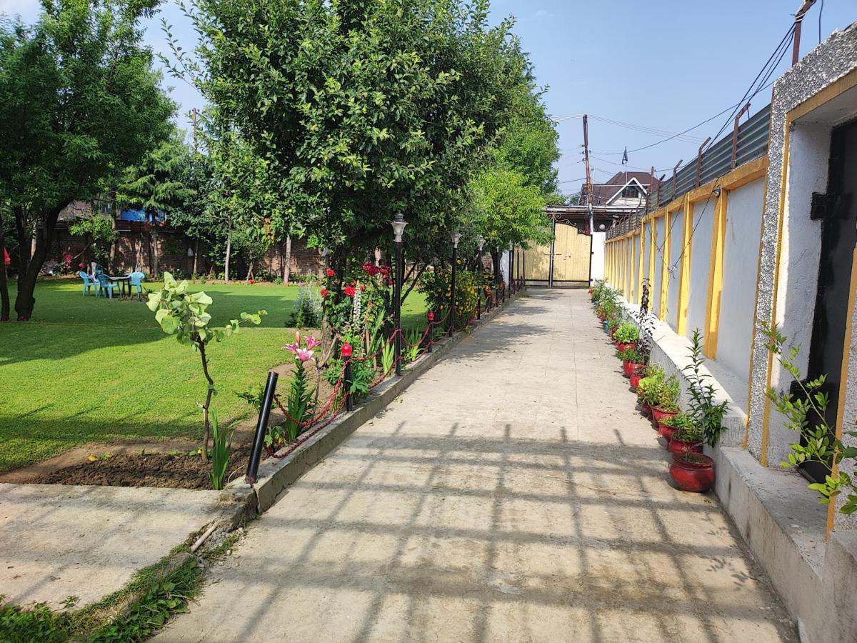 The Clover Inn Srīnagar Zewnętrze zdjęcie